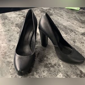 Le Chateau black heels size 9 like new